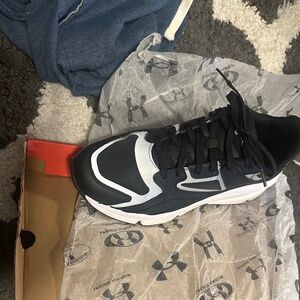 Male Under armour tennis shoes